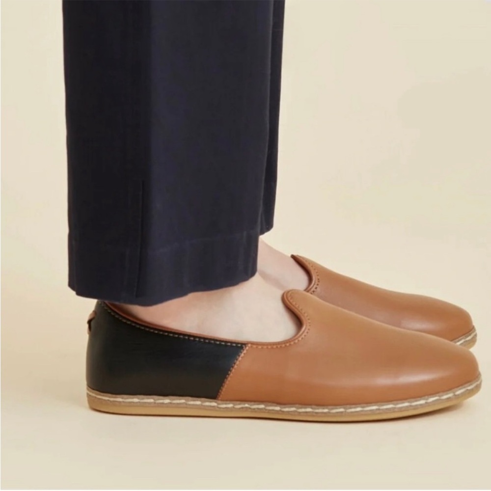 Charix Two toned leather flats.  Tan/black.  Size 8.  🥿 MAKE ME AN OFFER! 🥿